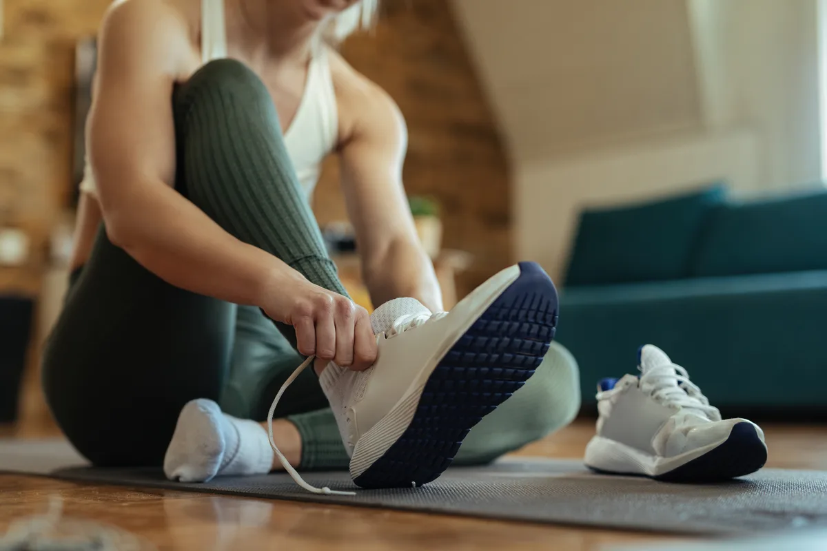 Sporter trekt sportschoenen aan voor een training